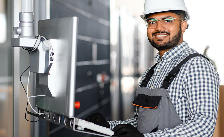 engineering-technician-with-vr-training-vr-headset-v3-included